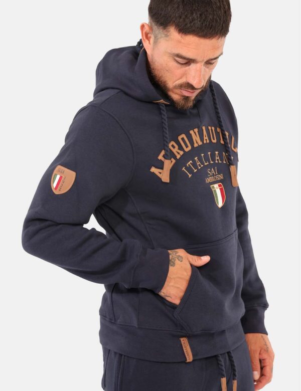 Felpa Aeronautica Italiana Blu - Felpa con cappuccio, in total blu navy con vari patch coordinati e ricamati, più tascone. L