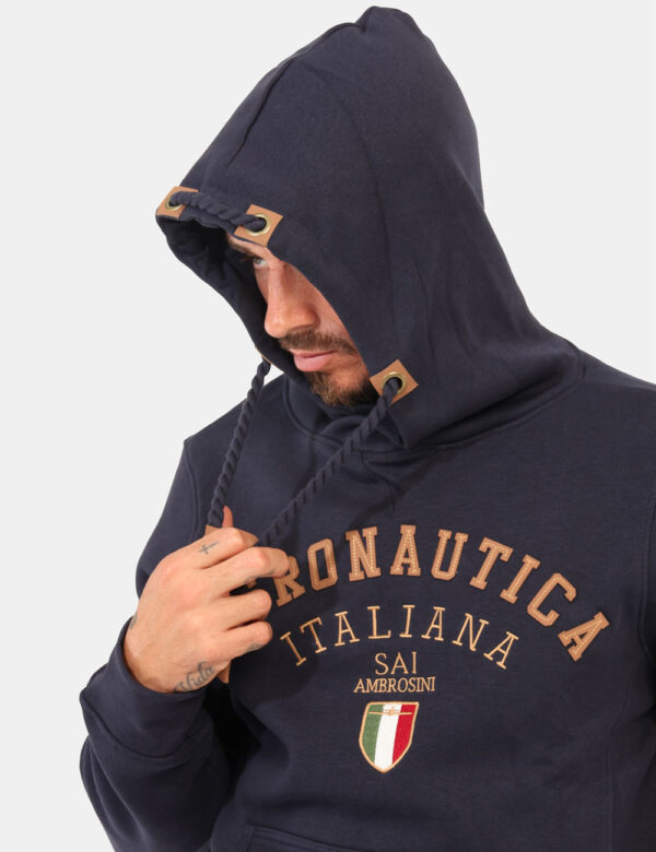 Felpa Aeronautica Italiana Blu - Felpa con cappuccio, in total blu navy con vari patch coordinati e ricamati, più tascone. L
