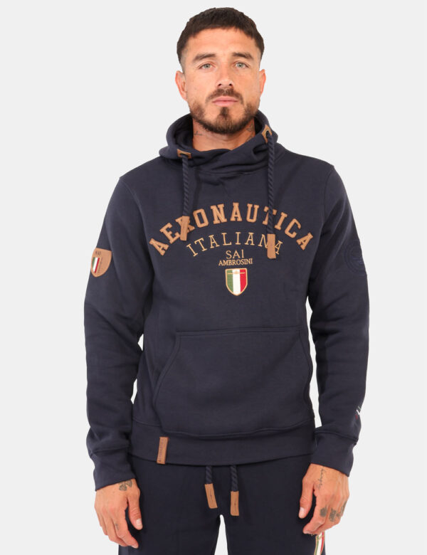 Felpa Aeronautica Italiana Blu - Felpa con cappuccio, in total blu navy con vari patch coordinati e ricamati, più tascone. L