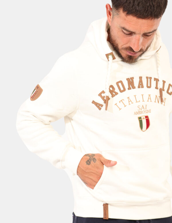 Felpa Aeronautica Italiana Bianco - Felpa con cappuccio, in total bianco con vari patch coordinati e ricamati, più tascone.