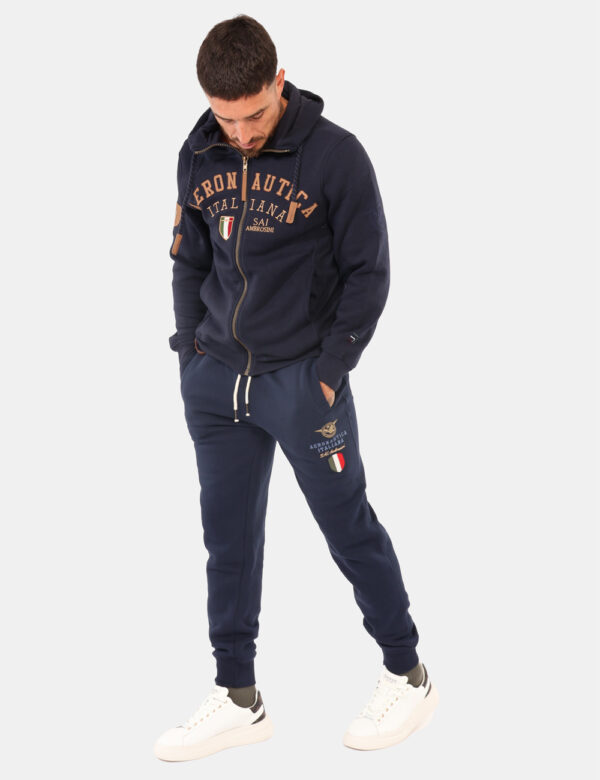 Pantaloni Aeronautica Italiana Blu - Pantalone tuta in total blu navy, con patch logo brand e tasche a taglio trasversale. L