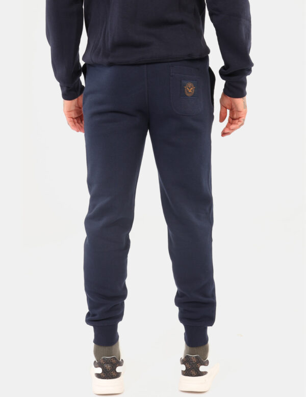 Pantaloni Aeronautica Italiana Blu - Pantalone tuta in total blu navy, con patch logo brand e tasche a taglio trasversale. L