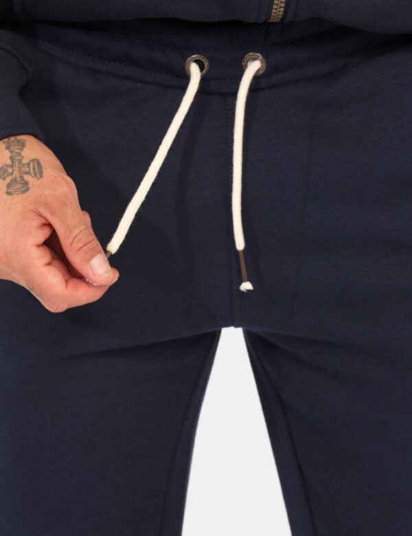 Pantaloni Aeronautica Italiana Blu - Pantalone tuta in total blu navy, con patch logo brand e tasche a taglio trasversale. L