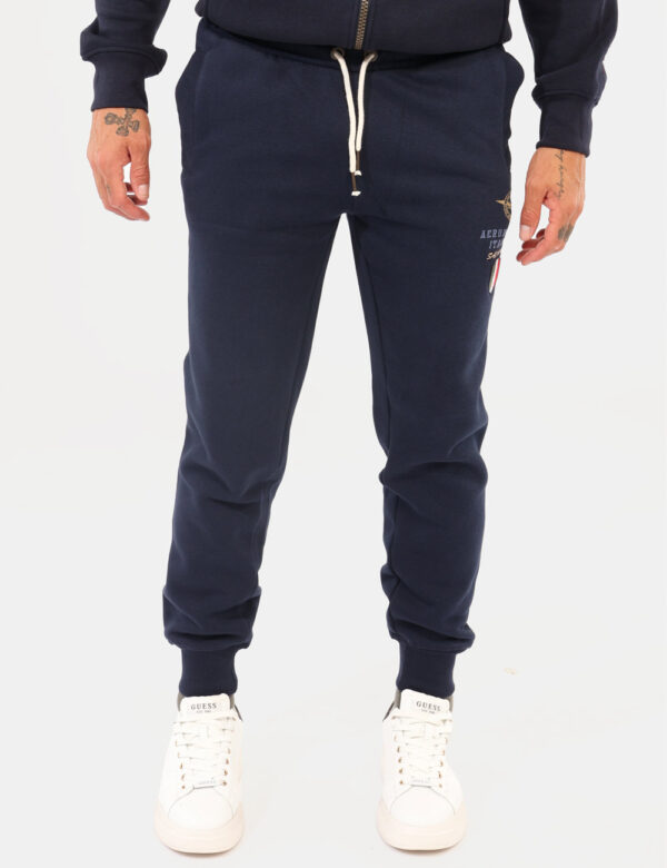 Pantaloni Aeronautica Italiana Blu - Pantalone tuta in total blu navy, con patch logo brand e tasche a taglio trasversale. L