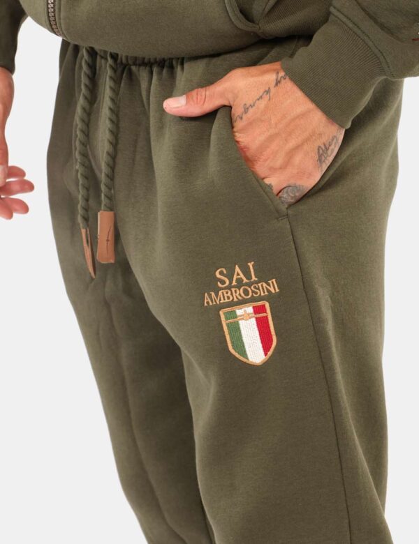 Pantaloni Aeronautica Italiana Verde - Pantalone tuta in total verde militare, con patch logo brand e tasche a taglio trasve