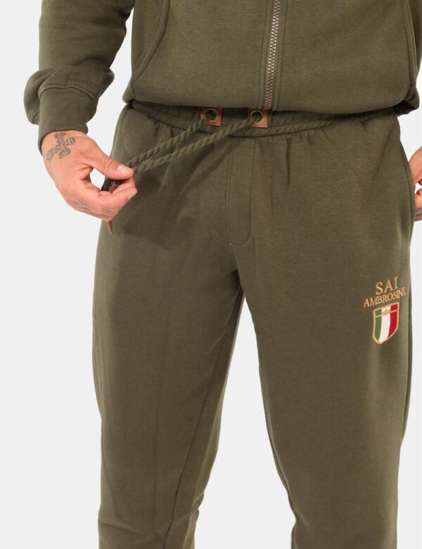 Pantaloni Aeronautica Italiana Verde - Pantalone tuta in total verde militare, con patch logo brand e tasche a taglio trasve