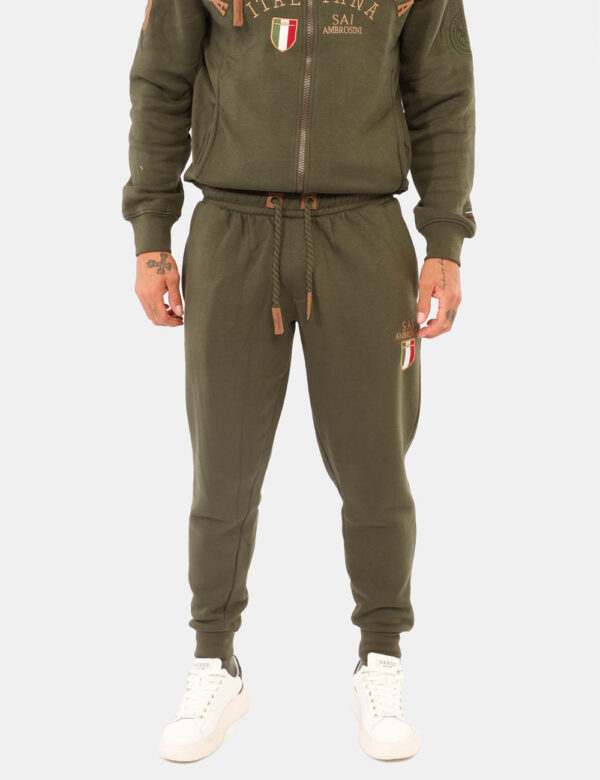 Pantaloni Aeronautica Italiana Verde - Pantalone tuta in total verde militare, con patch logo brand e tasche a taglio trasve