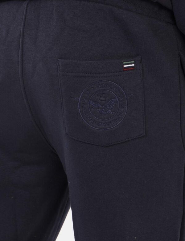 Pantaloni Aeronautica Italiana Blu - Pantalone tuta in total blu navy, con patch logo brand e tasche a taglio trasversale. L