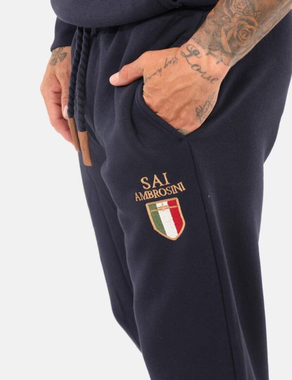 Pantaloni Aeronautica Italiana Blu - Pantalone tuta in total blu navy, con patch logo brand e tasche a taglio trasversale. L