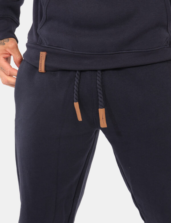 Pantaloni Aeronautica Italiana Blu - Pantalone tuta in total blu navy, con patch logo brand e tasche a taglio trasversale. L