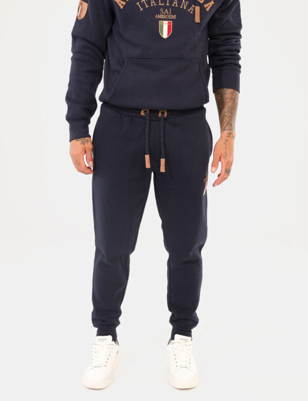 Pantaloni Aeronautica Italiana Blu - Pantalone tuta in total blu navy, con patch logo brand e tasche a taglio trasversale. L