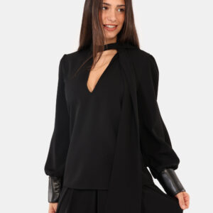 Blusa Materica Nero - Originale blusa con scollo a V, in total nero con nastro pendente più polsini in simil pelle. La vesti