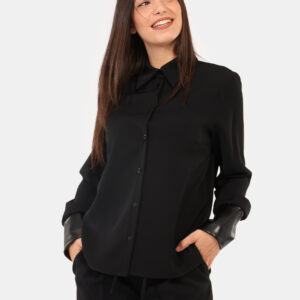 Camicia Materica Nero - Camicia classica in total nero con polsini in simil pelle coordinati. La vestibilità è morbida e pra