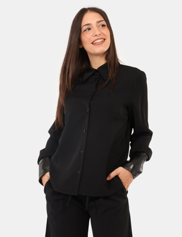 Camicia Materica Nero - Camicia classica in total nero con polsini in simil pelle coordinati. La vestibilità è morbida e pra