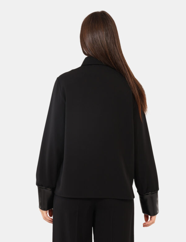 Camicia Materica Nero - Camicia classica in total nero con polsini in simil pelle coordinati. La vestibilità è morbida e pra