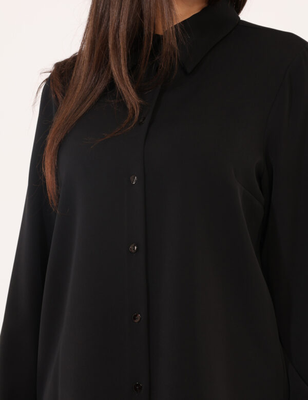 Camicia Materica Nero - Camicia classica in total nero con polsini in simil pelle coordinati. La vestibilità è morbida e pra