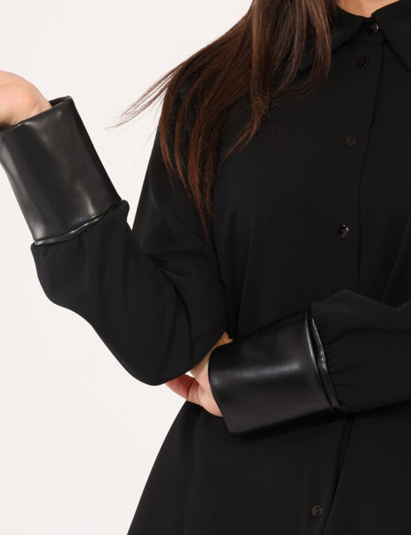 Camicia Materica Nero - Camicia classica in total nero con polsini in simil pelle coordinati. La vestibilità è morbida e pra