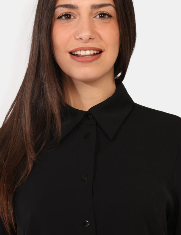 Camicia Materica Nero - Camicia classica in total nero con polsini in simil pelle coordinati. La vestibilità è morbida e pra