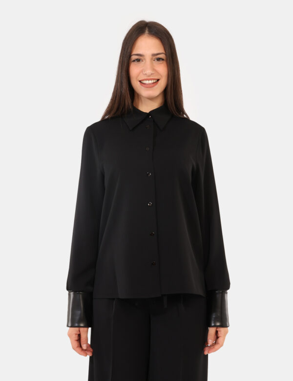 Camicia Materica Nero - Camicia classica in total nero con polsini in simil pelle coordinati. La vestibilità è morbida e pra