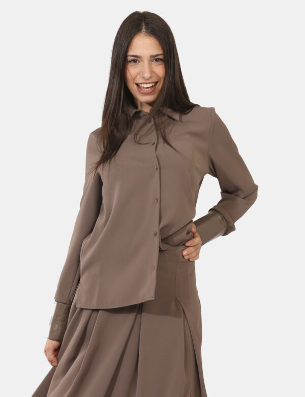 Camicia Materica Marrone - Camicia classica in total marrone nocciola con polsini in simil pelle coordinati. La vestibilità