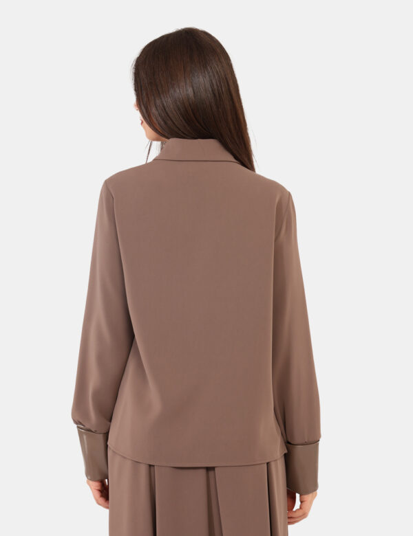 Camicia Materica Marrone - Camicia classica in total marrone nocciola con polsini in simil pelle coordinati. La vestibilità