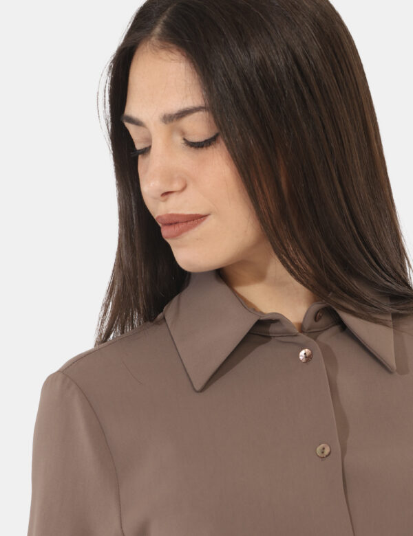Camicia Materica Marrone - Camicia classica in total marrone nocciola con polsini in simil pelle coordinati. La vestibilità