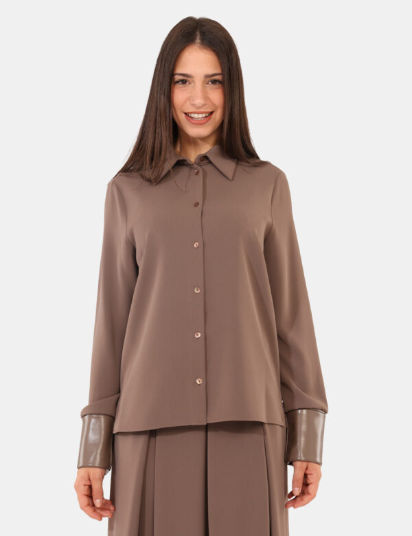 Camicia Materica Marrone - Camicia classica in total marrone nocciola con polsini in simil pelle coordinati. La vestibilità