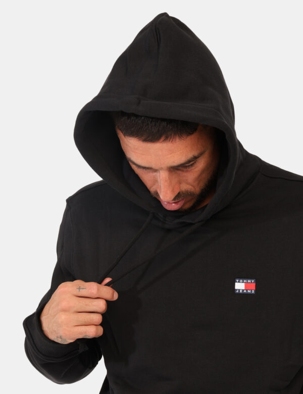 Felpa Tommy Hilfiger Nero - Felpa classica garzata con cappuccio, in total nero e con patch logo brand. Presente anche tasco