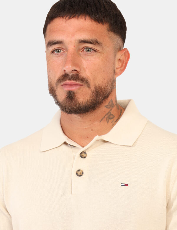 Maglione Tommy Hilfiger Beige - Maglione in cotone, total beige, con colletto alla peter pan più bottoni ad asola in tinta.