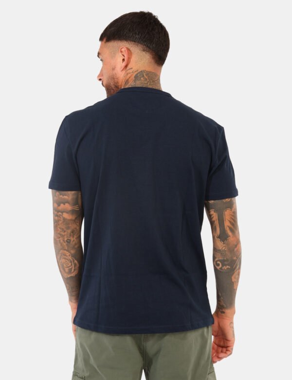 T-shirt Tommy Hilfiger Blu - T-shirt classica in total blu navy con patch logo brand. La vestibilità è morbida e regolare. L