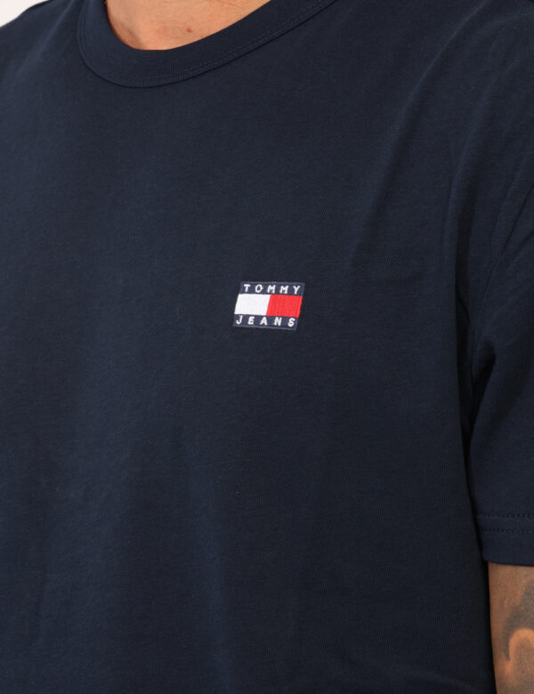 T-shirt Tommy Hilfiger Blu - T-shirt classica in total blu navy con patch logo brand. La vestibilità è morbida e regolare. L