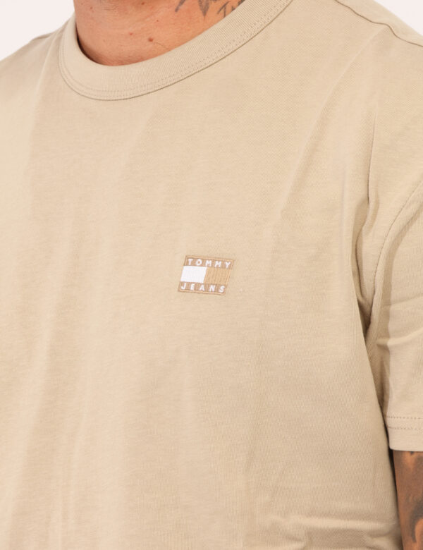 T-shirt Tommy Hilfiger Beige - T-shirt classica in total beige con patch logo brand. La vestibilità è morbida e regolare. La