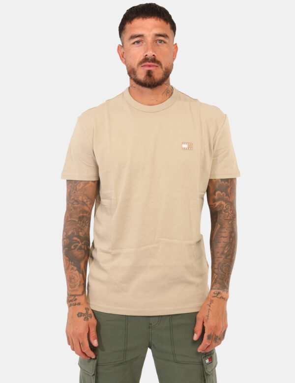 T-shirt Tommy Hilfiger Beige - T-shirt classica in total beige con patch logo brand. La vestibilità è morbida e regolare. La