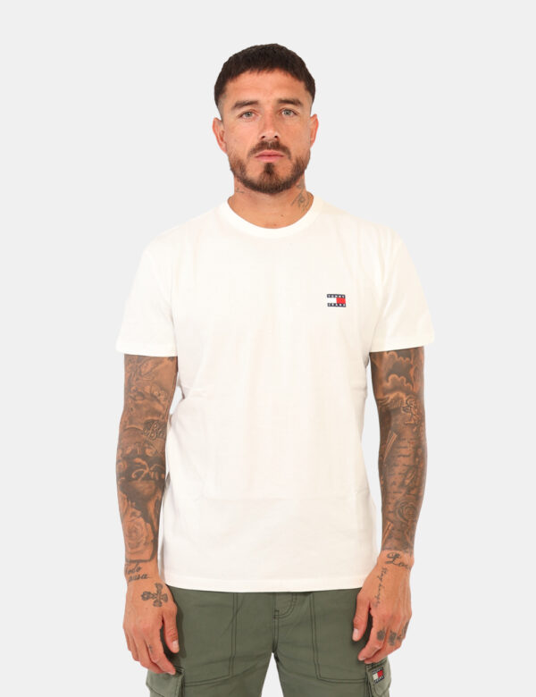 T-shirt Tommy Hilfiger Bianco - T-shirt classica in total bianco con patch logo brand. La vestibilità è morbida e regolare.