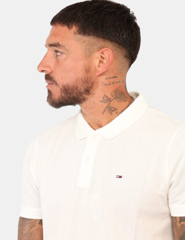 Polo Tommy Hilfiger Bianco - Polo classica a maniche corte in total bianco con piccolo ricamo logo brand. La vestibilità è m