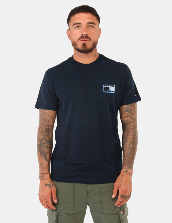 T-shirt Tommy Hilfiger Blu - T-shirt in cotone morbida ed adatta a tutte le occasioni. Cod. art. DM0DM21577 OAVi ricordiamo