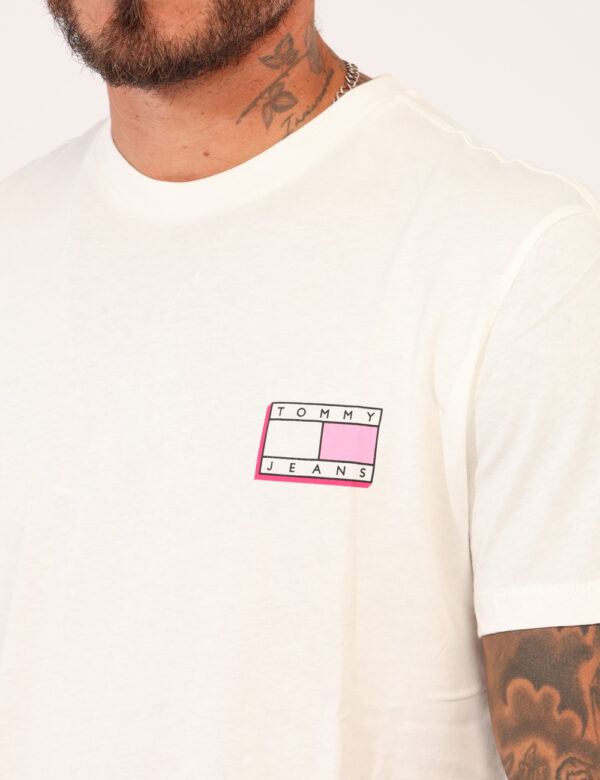 T-shirt Tommy Hilfiger Bianco - T-shirt in cotone morbida ed adatta a tutte le occasioni. Cod. art. DM0DM21577 OAVi ricordia
