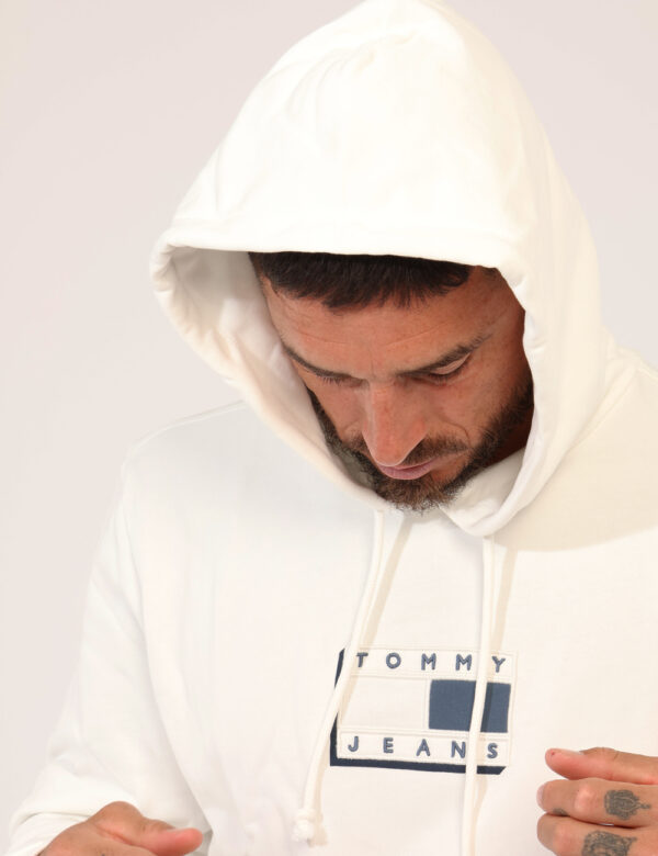 Felpa Tommy Hilfiger Bianco - Felpa classica, garzata e con cappuccio, in total bianco, più tascone e patch logo brand blu.