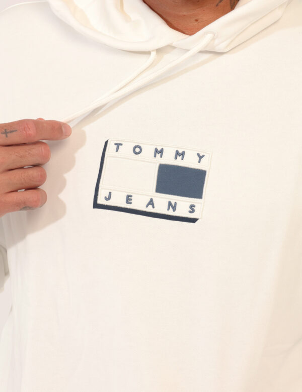 Felpa Tommy Hilfiger Bianco - Felpa classica, garzata e con cappuccio, in total bianco, più tascone e patch logo brand blu.