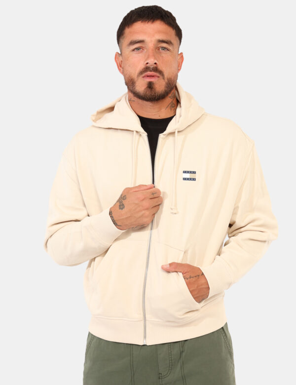 Felpa Tommy Hilfiger Beige - Felpa con cappuccio, garzata, in total beige con patch logo brand, più tasche a taglio trasvers