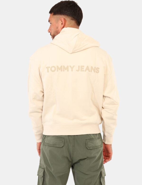 Felpa Tommy Hilfiger Beige - Felpa con cappuccio, garzata, in total beige con patch logo brand, più tasche a taglio trasvers