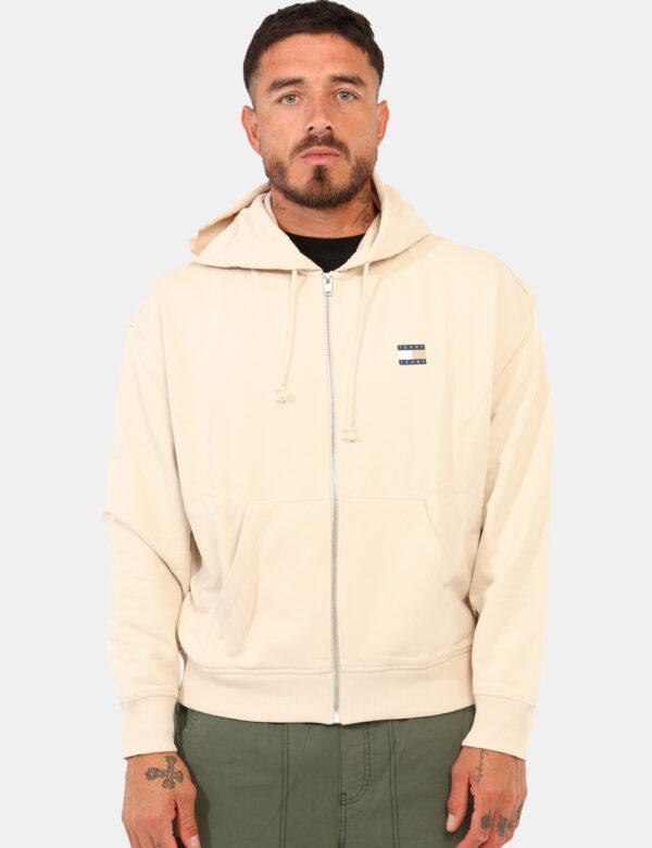 Felpa Tommy Hilfiger Beige - Felpa con cappuccio, garzata, in total beige con patch logo brand, più tasche a taglio trasvers