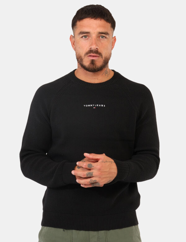 Maglione Tommy Hilfiger Nero - Maglione classico in total nero, con maniche raglan e trama lavorata, più logo brand bianco.