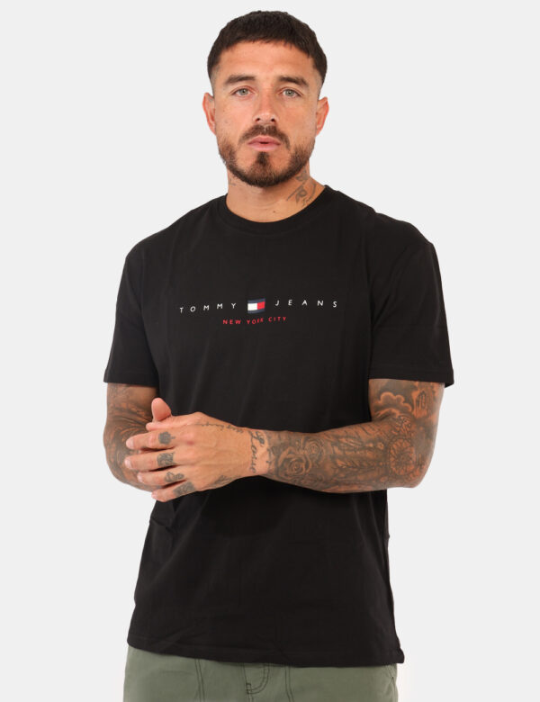 T-shirt Tommy Hilfiger Nero - T-shirt basica in total nero con stampa logo brand coordinata. La vestibilità è morbida e rego