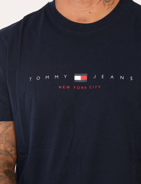 T-shirt Tommy Hilfiger Blu - T-shirt basica in total nero con stampa logo brand coordinata. La vestibilità è morbida e regol