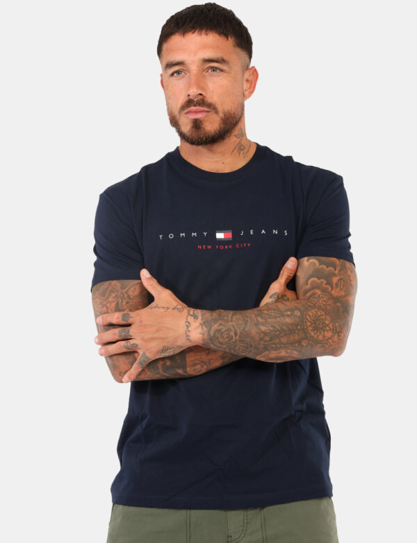 T-shirt Tommy Hilfiger Blu - T-shirt basica in total nero con stampa logo brand coordinata. La vestibilità è morbida e regol