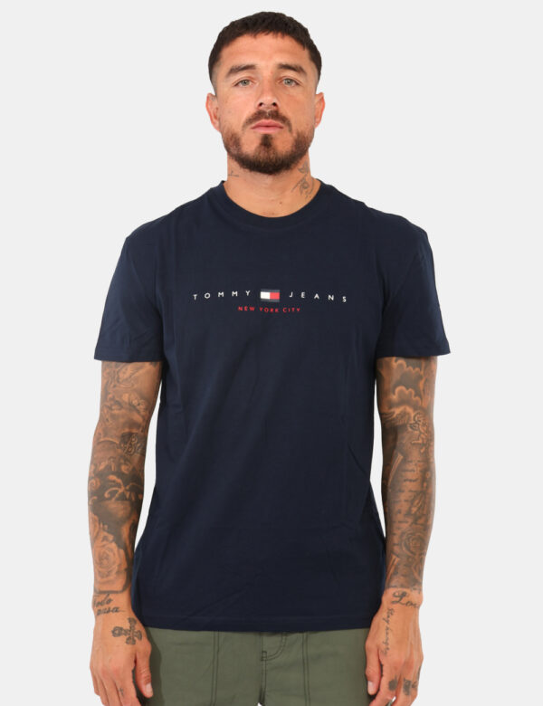 T-shirt Tommy Hilfiger Blu - T-shirt basica in total nero con stampa logo brand coordinata. La vestibilità è morbida e regol