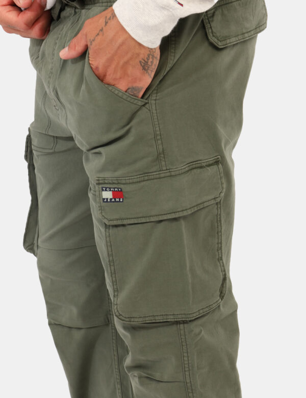 Pantaloni Tommy Hilfiger Verde - Pantaloni in total verde militare con tasche a taglio trasversale più tasche cargo laterali