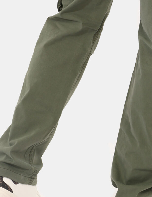Pantaloni Tommy Hilfiger Verde - Pantaloni in total verde militare con tasche a taglio trasversale più tasche cargo laterali