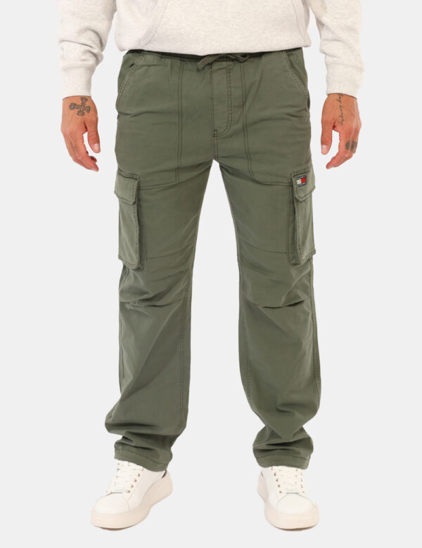 Pantaloni Tommy Hilfiger Verde - Pantaloni in total verde militare con tasche a taglio trasversale più tasche cargo laterali